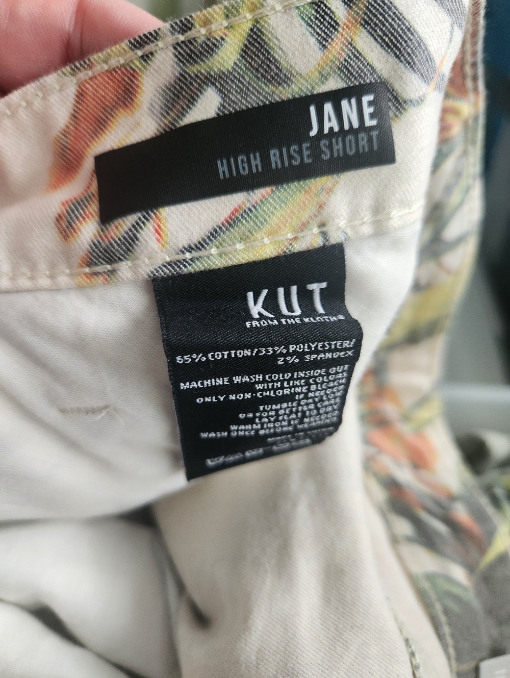 Kut from the Kloth Tropical Leaf Print Denim Cutoff Shorts - Women's 18 - Picture 4 of 7